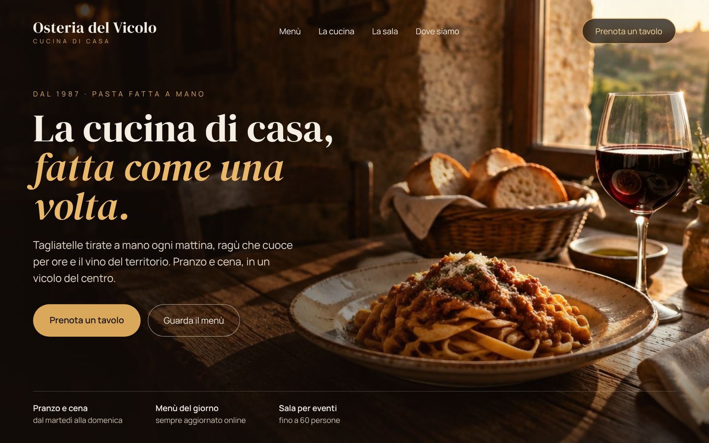 Il sito nuovo della stessa osteria: grande foto di un piatto di tagliatelle, titolo elegante e pulsante per prenotare un tavolo